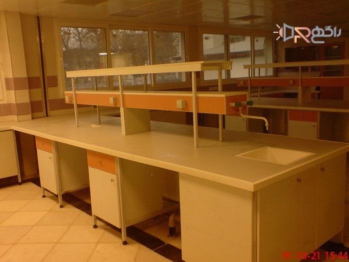 سکوبندی و کابینت بندی آزمایشگاه شرکت به آزماسکوسامان
